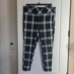 TORRID size 2 Stylish Black and White & Green Plaid  Bottoms